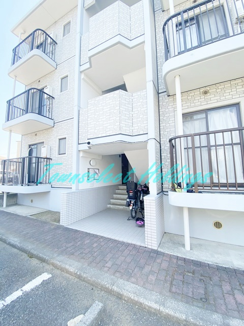藤沢市本鵠沼２丁目の賃貸マンションのエントランス