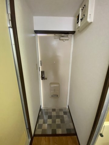 フローラ南曰佐の玄関