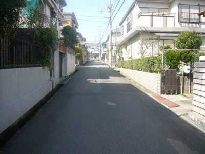 【周辺】 | 松が丘４丁目　貸家 | 前面道路　北方向