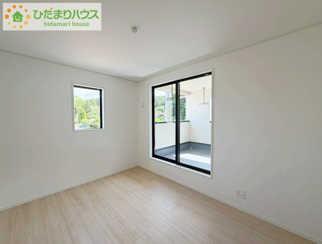 いわき市常磐下湯長谷町第２　新築戸建　4号棟の寝室|バルコニーに面していて、たっぷり光りの入る明るい主寝室です！