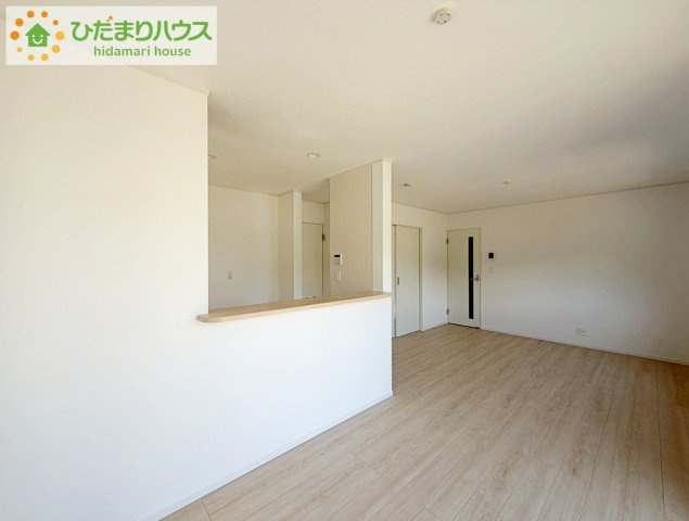 いわき市常磐下湯長谷町第２　新築戸建　4号棟の居間・リビング|リビング大きな窓からは、暖かな日の光が降り注ぎます・・・