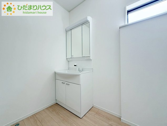 いわき市常磐下湯長谷町第２　新築戸建　3号棟の独立洗面台|三面鏡の大きな鏡は憧れます(^^♪ 鏡の後ろは収納となっていて、細かいものでも収納できるのでスッキリと整理できます！