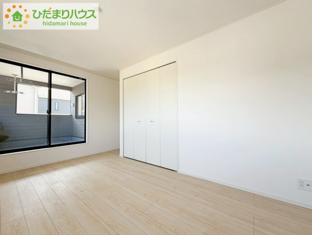 いわき市常磐下湯長谷町第２　新築戸建　3号棟の寝室|バルコニーに面していて、たっぷり光りの入る明るい主寝室です！