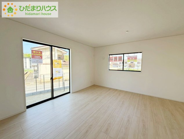 いわき市常磐下湯長谷町第２　新築戸建　3号棟の居間・リビング|リビング大きな窓からは、暖かな日の光が降り注ぎます・・・