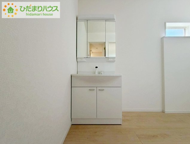 いわき市常磐下湯長谷町第２　新築戸建　2号棟の独立洗面台|三面鏡の大きな鏡は憧れます(^^♪ 鏡の後ろは収納となっていて、細かいものでも収納できるのでスッキリと整理できます！