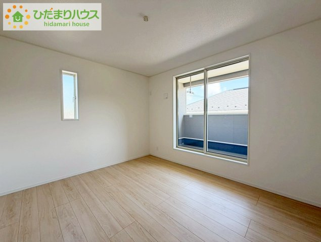 いわき市常磐下湯長谷町第２　新築戸建　2号棟の寝室|バルコニーに面していて、たっぷり光りの入る明るい主寝室です！