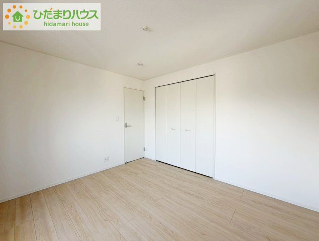 いわき市常磐下湯長谷町第２　新築戸建　2号棟の寝室|大きなベッドを置いても余裕の広さの主寝室♪♪