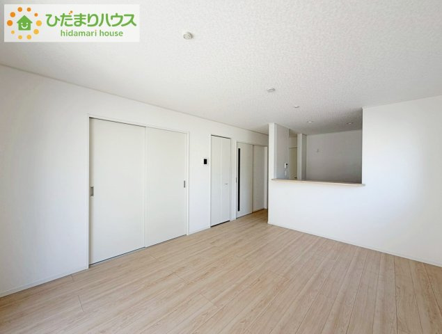いわき市常磐下湯長谷町第２　新築戸建　2号棟の居間・リビング|リビング大きな窓からは、暖かな日の光が降り注ぎます・・・