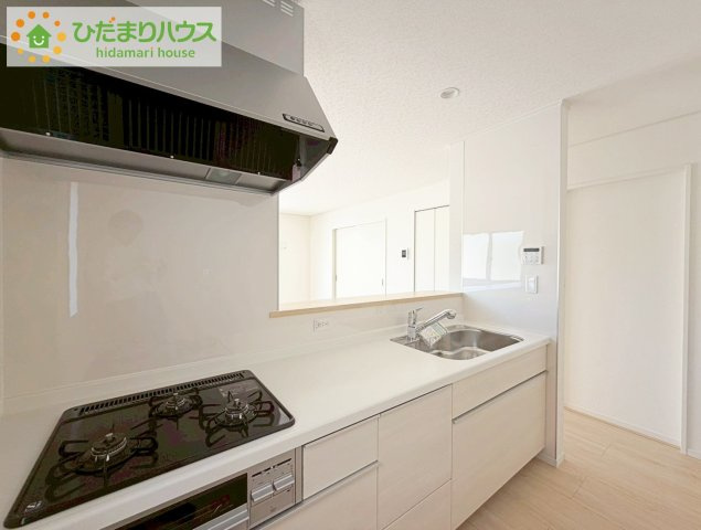 いわき市常磐下湯長谷町第２　新築戸建　2号棟のキッチン|3口コンロでお料理する時間も短くなりそうですね(*‘∀‘)