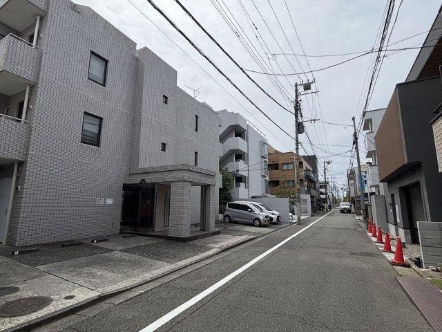 パーク・ハイム国立の駐車場|幅員約5.7メートルの前面道路です。国立駅まで徒歩約4分。徒歩2分にコンビニ2店舗あります。