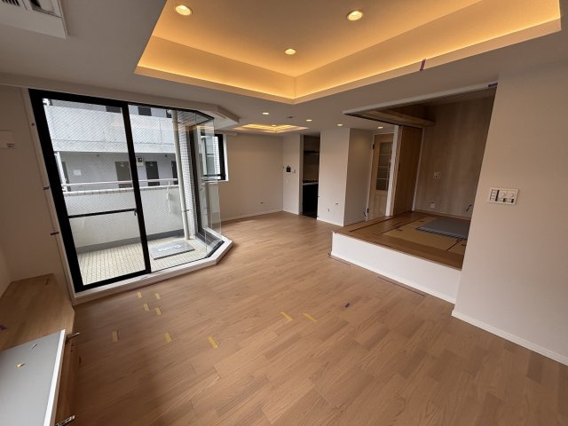 パーク・ハイム国立の居間・リビング|お部屋の一角に和の空間を創りだします。畳の下は床下収納。リビングにはＴＶボードと収納も設置してます。