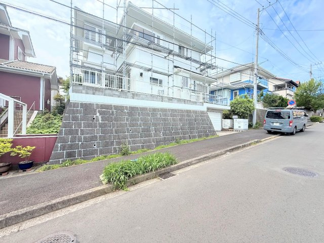 金沢区能見台2丁目　中古戸建て　第2の外観|◆爽やかな青空の下に贅沢なほどに降り注ぐ陽光、豊かな居住性と、クオリティが見事に調和した住空間は、住まうことの喜びを感じさせてくれます。ゆとりある広い敷地で開放的なお住まいです。