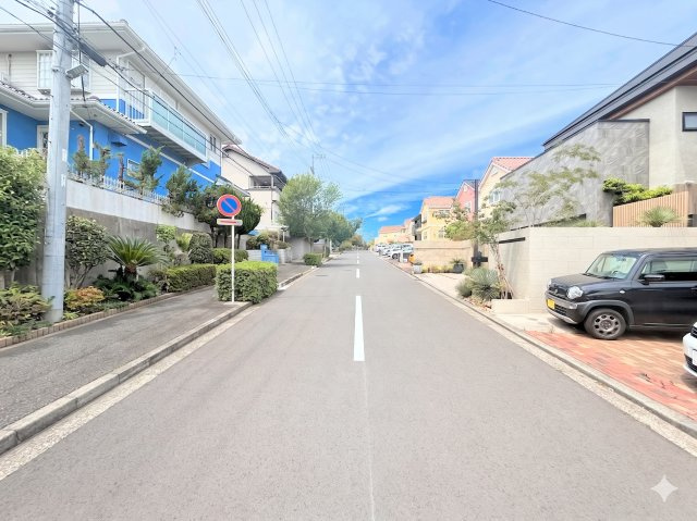 金沢区能見台2丁目　中古戸建て　第2の前面道路含む現地写真|◆前面道路も幅員があり車の運転も安心！前面道路は閑静な住宅地。車通りの少ない道路です。お子様にも安心です。