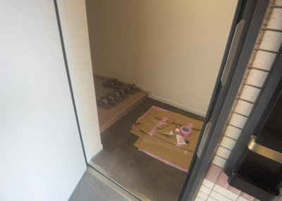 【玄関】 | ライオンズグローベルめじろ台 | 玄関は家の顔でもあり、家族以外の目にも止まる場所です。玄関は外との間を仕切る扉、靴などをしまっておく収納スペース、靴脱ぎのたたきスペース、来客とのやり取りをするドアホンなど複数のアイテムからなります。
