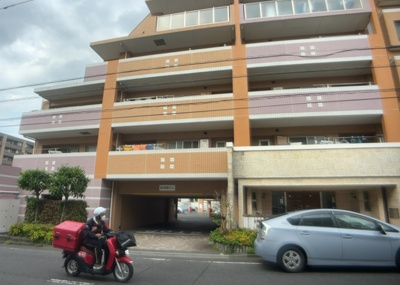 【現況写真】 | ライオンズグローベルめじろ台 | 外観はマンション管理がされているかの目安になります。築年数が古いと、壁面は劣化してひび割れが生じることも！建物が古びていても細かいところが修繕されていると、きちんと管理されているなぁと感じるでしょう。