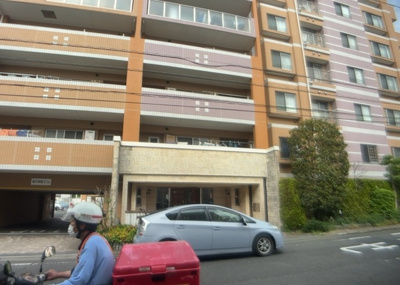 【外観】 | ライオンズグローベルめじろ台 | マンションの外観は非常に重要なポイントです！外観の善し悪しは資産価値に大きな影響を与えます。外観のいいマンションを購入することで、高値で売却がしやすく、買い手が見つかりやすいというメリットがあります。