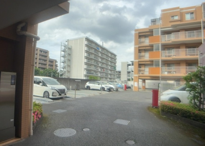 【駐車場】 | ライオンズグローベルめじろ台 | 駐車場と明記されていても、最小スペースでつくられた駐車場だと大型車は駐車できなかったり、出入りしにくくなったりする可能性があります。お車のサイズと購入したい物件の駐車場のサイズを現地で確認しましょう。