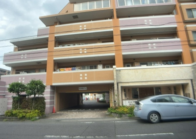 【庭】 | ライオンズグローベルめじろ台 | 物件によっては、入居者が個人的に使用できる専用庭がついているものもあります。また、住宅の中にある土間の部分を庭と呼ぶこともあります。庭の用途は住む人によって変わり、それによってデザインもさまざまです。
