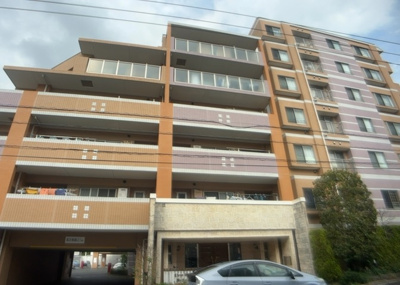 【中庭】 | ライオンズグローベルめじろ台 | 中庭（パティオ）とは、一つの建築物の内部に設けられた、壁などで囲われている庭のことを指します。コの字型、ロの字型が主流ですが、L字型の中庭もあります。最近では、インテリア性の高さからも人気があります。