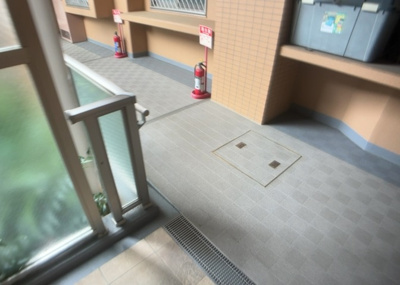 【その他共用部分】 | ライオンズグローベルめじろ台 | 共有部分は、住民なら誰もが使える設備のこと。例えば駐車場やエレベーター、インターネット設備、セキュリティ設備などがあります。他にも、マンションの廊下・外部階段やエントランス・ゴミ置き場などがあります。