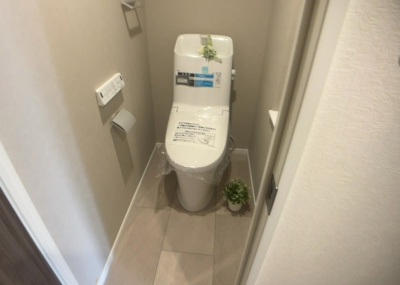 【トイレ】 | ライオンズグローベルめじろ台 | トイレは大きさや形、機能、抗菌性などが異なる多種多彩なタイプが各メーカーから出ています。それぞれに良さがあるため、事前にどういったタイプのトイレがいいのかをご家庭内で決めて、内見に行くといいでしょう。