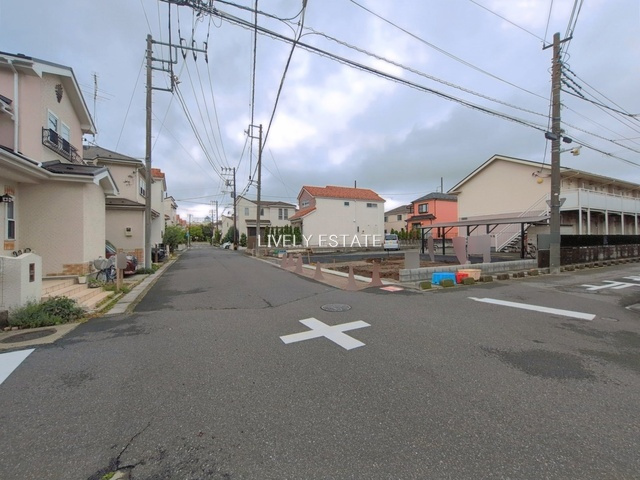 越谷市大字大泊 新築分譲住宅 の前面道路含む現地写真