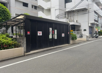 【設備】 | ライオンズプラザ淵野辺 | 共有部分は、住民なら誰もが使える設備のこと。例えば駐車場やエレベーター、インターネット設備、セキュリティ設備などがあります。他にも、マンションの廊下・外部階段やエントランス・ゴミ置き場などがあります。
