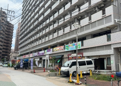 【外観】 | ライオンズプラザ淵野辺 | 隣家の土地はどうなっているのか、生活利便施設が近くにあるのか、学校まで近いかなど、お客様のライフスタイルにあわせたイメージが重要です。また、近くにあると困る施設が近くにないかも確認するといいでしょう。