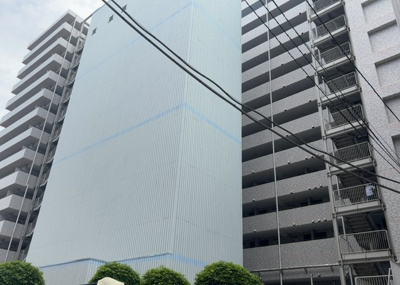 【玄関】 | ライオンズプラザ淵野辺 | 玄関は家の顔でもあり、家族以外の目にも止まる場所です。玄関は外との間を仕切る扉、靴などをしまっておく収納スペース、靴脱ぎのたたきスペース、来客とのやり取りをするドアホンなど複数のアイテムからなります。