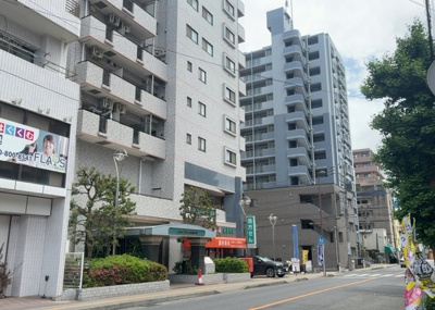 【外観】 | ライオンズプラザ淵野辺 | 外観はマンション管理がされているかの目安になります。築年数が古いと、壁面は劣化してひび割れが生じることも！建物が古びていても細かいところが修繕されていると、きちんと管理されているなぁと感じるでしょう。