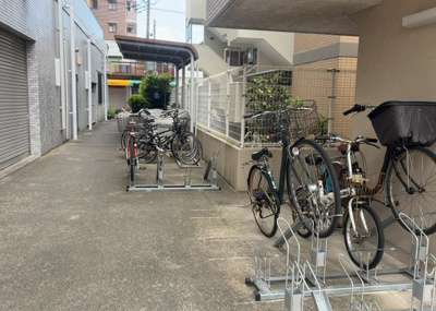 【駐車場】 | ライオンズプラザ淵野辺 | 車一台あたりに必要なスペースは、標準サイズの普通自動車で横幅2m50cm、長さ5mは必要になります。ただし、乗降のことも考慮して横幅3m30cm、長さ5m50cmほどは確保できるところを選びましょう。