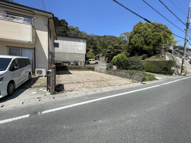 三滝本町2丁目　土地の前面道路含む現地写真|建築請負契約を売主と一定期間内に結ぶことが条件です。間取りや設備のプラン設計が自由です。