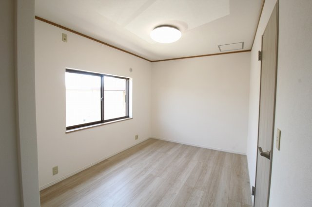 東秦泉寺　中古戸建　（リフォーム済）の洋室|2F　南の部屋　6.0帖