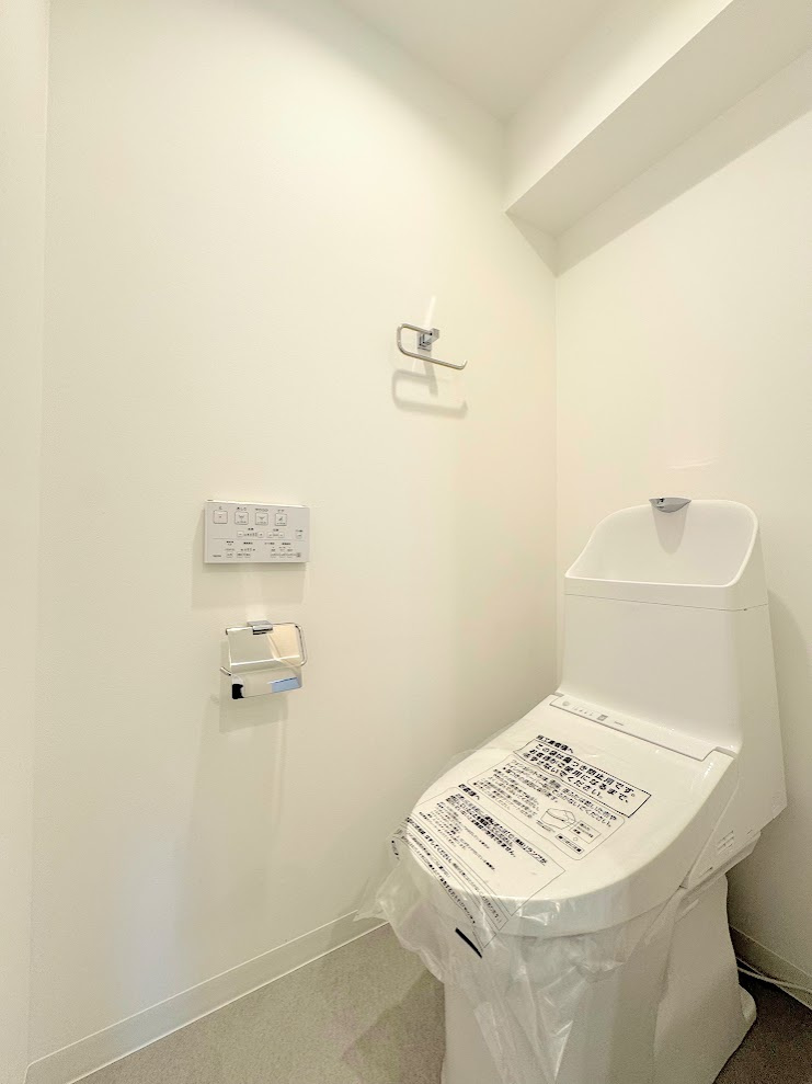 サニーヒル上永谷テラスハウスのトイレ|◆清潔感のある白を基調とした落ち着ける空間。小窓をもうけていますので、こもりやすい空気の入れ替えも簡単に行えますね！