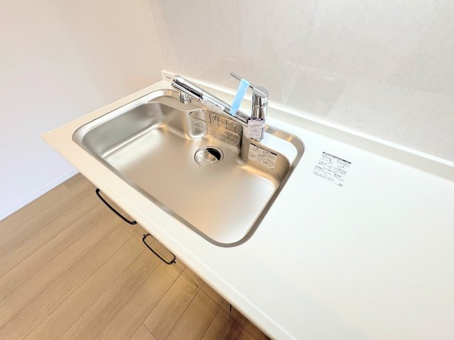 サニーヒル上永谷テラスハウスのキッチン|◆広々したキッチンシンク。洗い物が多い時にも快適にご利用いただけます。