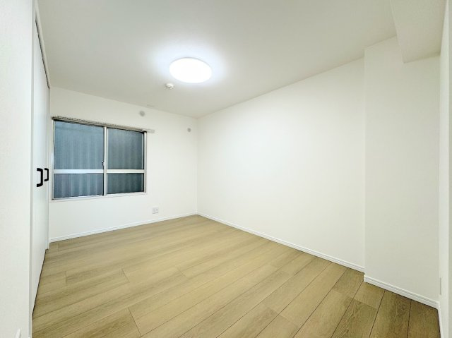 サニーヒル上永谷テラスハウスの洋室|◆気持ちの良い風が室内へ入り込む居室。家具を配置しても広々ご利用いただける快適空間。