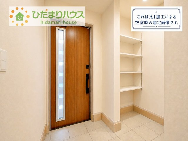 【玄関】 | 牛久市田宮二丁目　中古戸建 | 土間の玄関シューズクロークならアウトドア用品やベビーカーも土汚れを気にせずスッキリ収納できます！