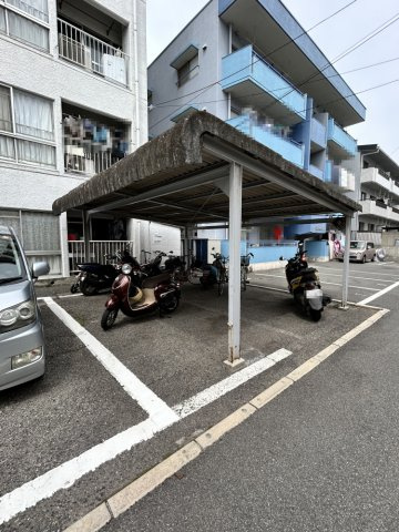 海田シャトーの駐車場|バイク置き場はフリースペースとなっています。