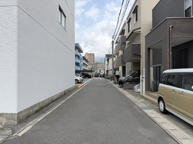 海田シャトーの外観|駐車場への進入路です。