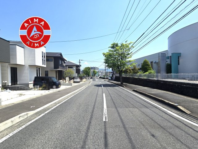 春日市一の谷6丁目第1-4棟（2号棟）の前面道路含む現地写真|前面道路は閑静な住宅地をはしる車通りの少ない道路。お車の出し入れが苦手なママや小さなお子様にも安心ですね。しっかり舗装もされているので、ベビーカーや自転車で通っても快適に通行できます。前面道路です。