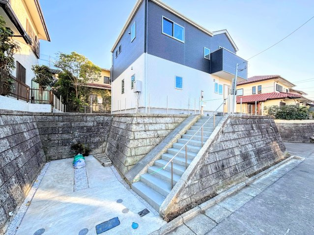 栄区桂台南2丁目　新築戸建ての外観|◆一戸建てを中心とした街並みが整然と続き、周辺は高い建物が建っていないので、緑の多い閑静な趣を感じる環境です。街並みや周辺環境も重要なポイントです！！
