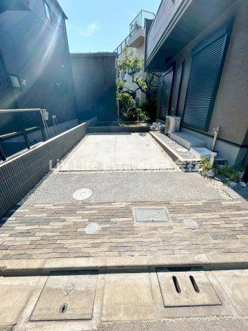 BLOOMING MAISON小平市大沼町6号棟 .の駐車場