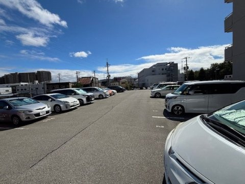 シャルマンコーポ伊丹２号棟の駐車場