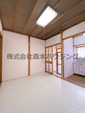 【居間・リビング】 | 　大東市北条4丁目16テラスハウス | ゆったりとした居間です