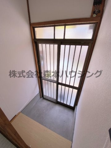 【玄関】 | 　大東市北条4丁目16テラスハウス | 明るい玄関です