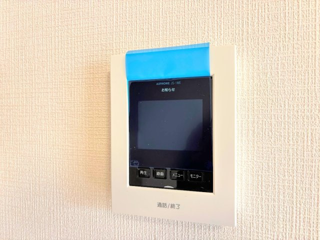 栄区飯島町　中古戸建てのセキュリティ|◆玄関に行かなくても来訪者が確認でき、ハンズフリーで会話をすることが出来ます。モニターを確認する事によって防犯効果も高まります。
