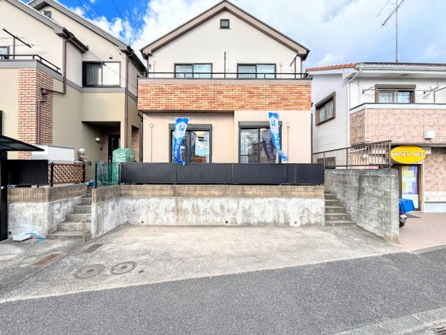 栄区飯島町　中古戸建ての外観|◆一戸建てを中心とした街並みが整然と続き、周辺は高い建物が建っていないので、緑の多い閑静な趣を感じる環境です。街並みや周辺環境も重要なポイントです！！
