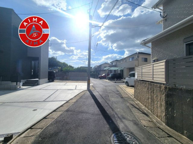 福岡市城南区干隈1丁目第1-2棟（2号棟）の前面道路含む現地写真|前面道路は閑静な住宅地をはしる車通りの少ない道路。お車の出し入れが苦手なママや小さなお子様にも安心ですね。しっかり舗装もされているので、ベビーカーや自転車で通っても快適に通行できます。