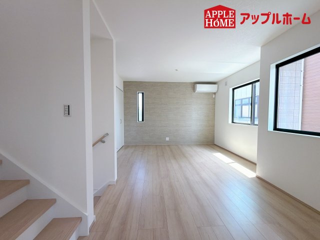 [新築住宅] さいたま市南区根岸三丁目 全4区画の居間・リビング|広々リビング×対面キッチンで家族の会話も弾みます♪家族団らんの秘訣は間取りにあり☆夢のマイホームを一緒に叶えましょう！