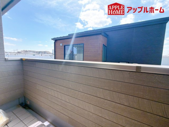 [新築住宅] さいたま市南区根岸三丁目 全4区画のバルコニー|家族分の洗濯物もしっかり干せます。日当たりも良く、毎日のお洗濯が楽しくなりそう♪お布団は手軽に干せていつもポカポカに☆